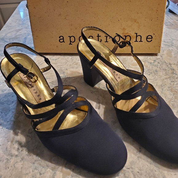 Apostrophe Navy Fabric Pump. 6.5 - Picture 2 of 4